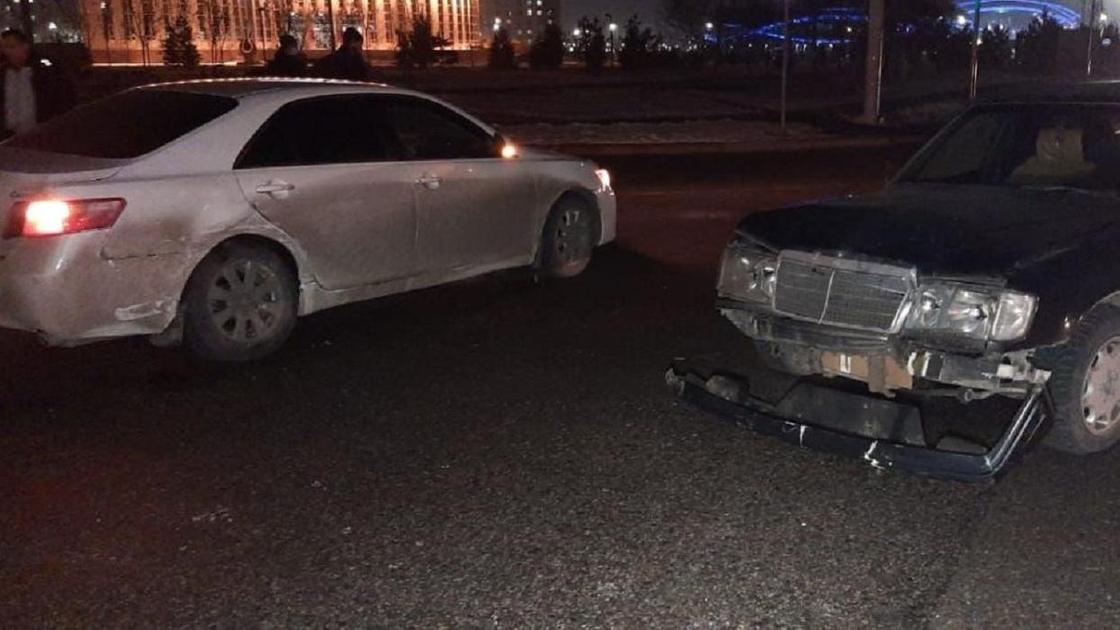 2 автомобиля попали в аварию 2 автомобиля попали в аварию