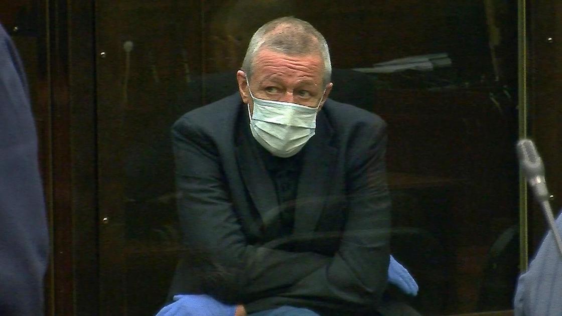 Михаил Ефремов сидит в зале суда