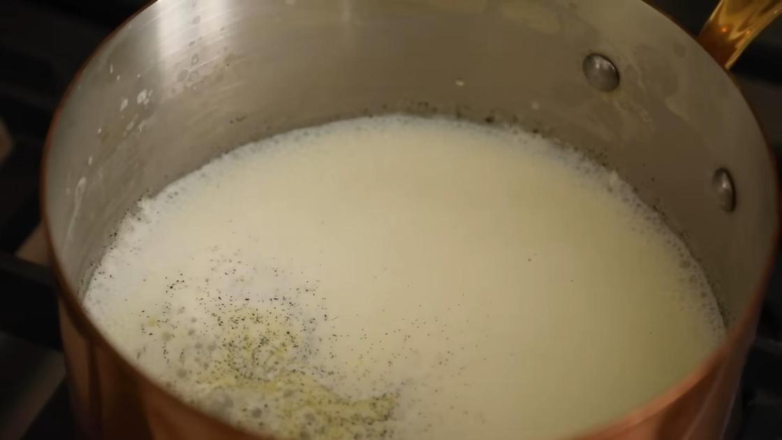 В сотейнике кипит молоко с ванилью