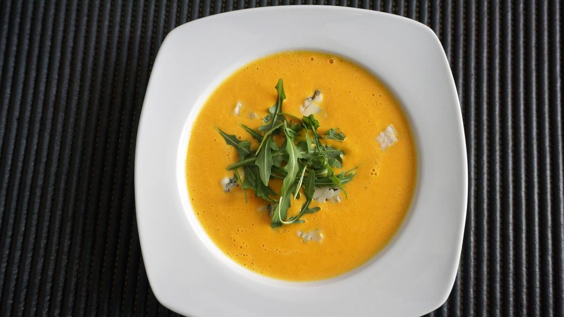 Крем-суп из тыквы в тарелке