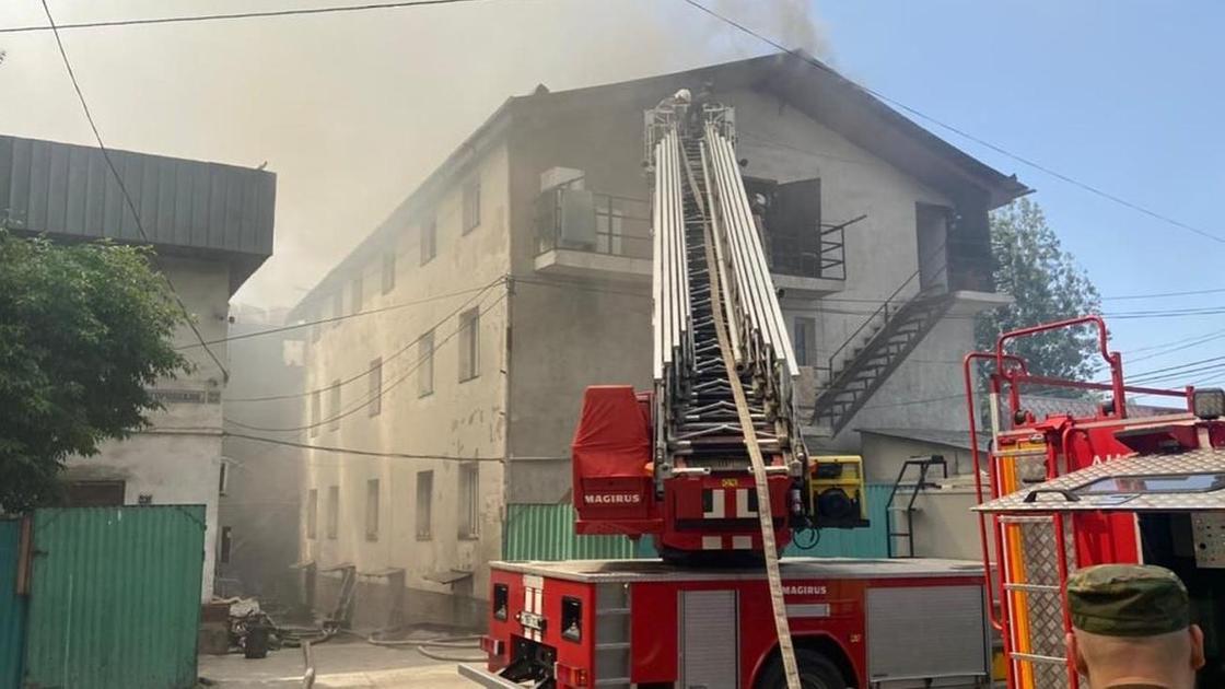 Пожарные тушат возгорание в общежитии