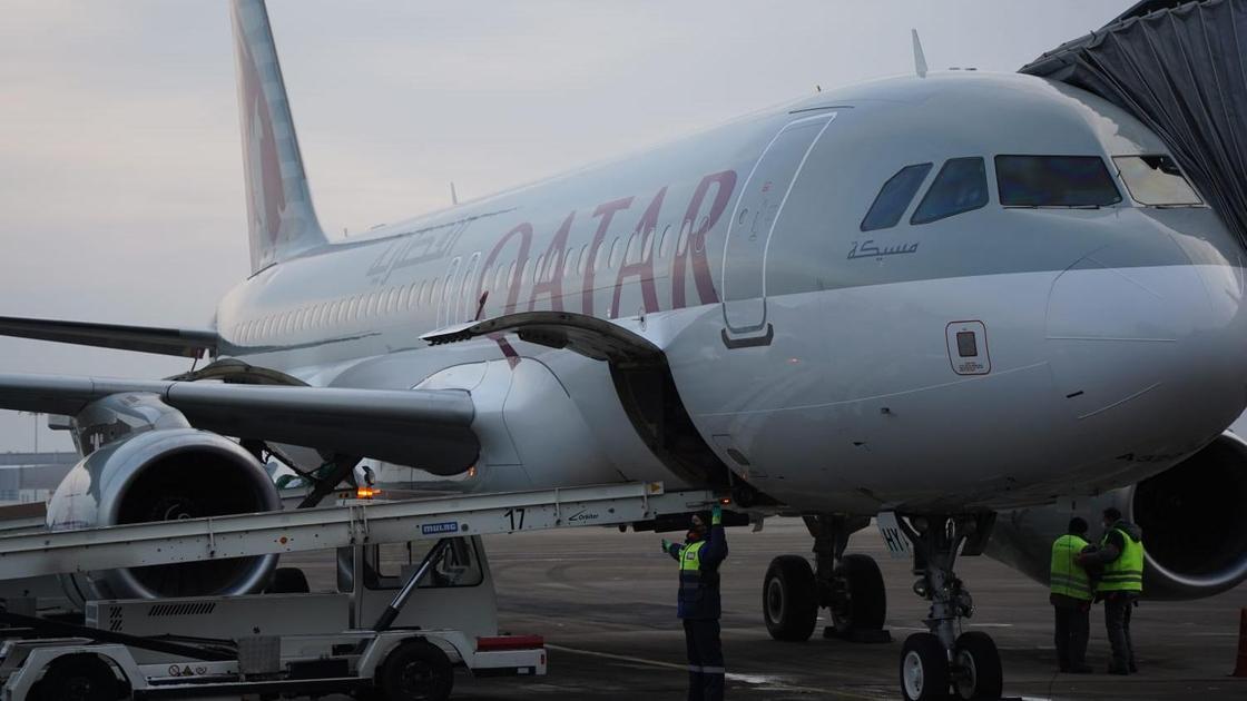 самолет авиакомпании Qatar Airways в аэропорту Алматы