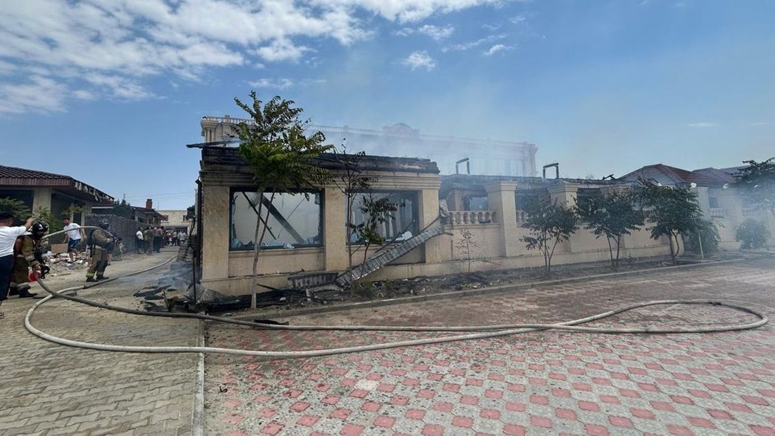 Пожарные тушат пожар