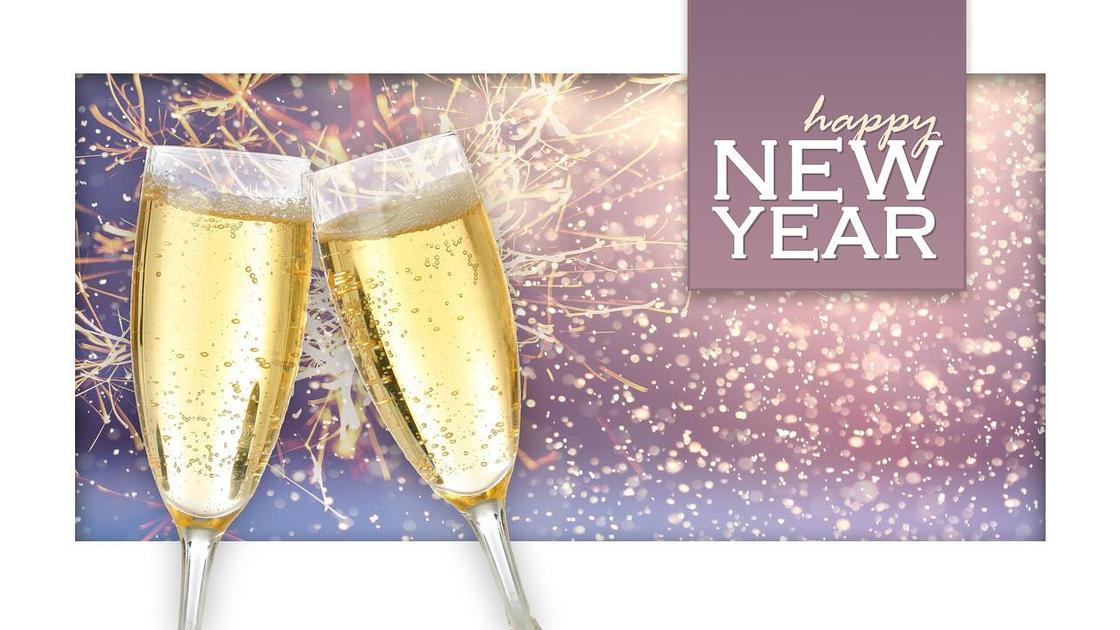 Бокалы с шампанским и англоязычная надпись «Счастливого Нового года»