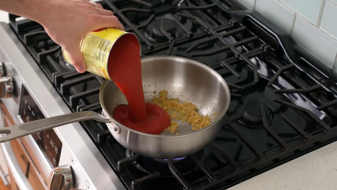 В сковороду наливают томатный соус со специями