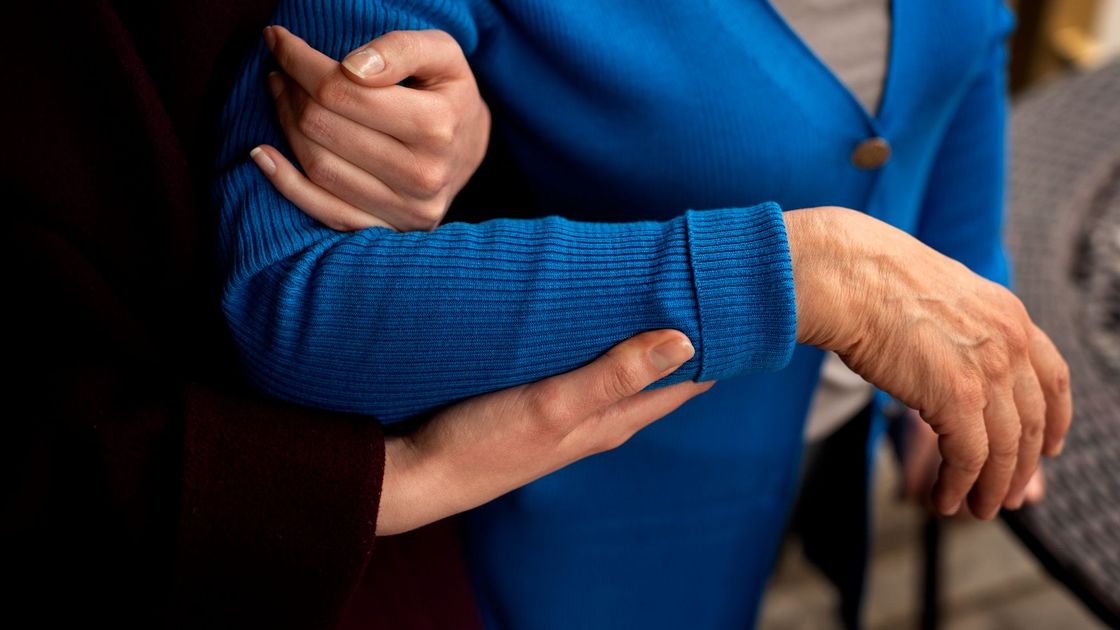 Женщины разных возрастов, одна держит другую под руку