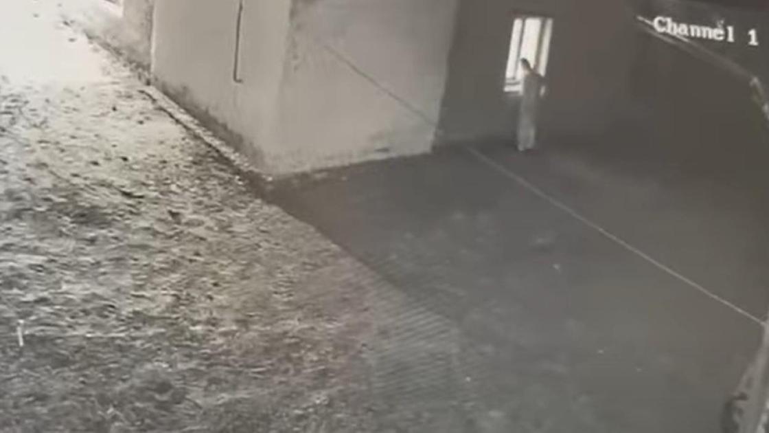 Мужчина следит и совершает непристойные действия