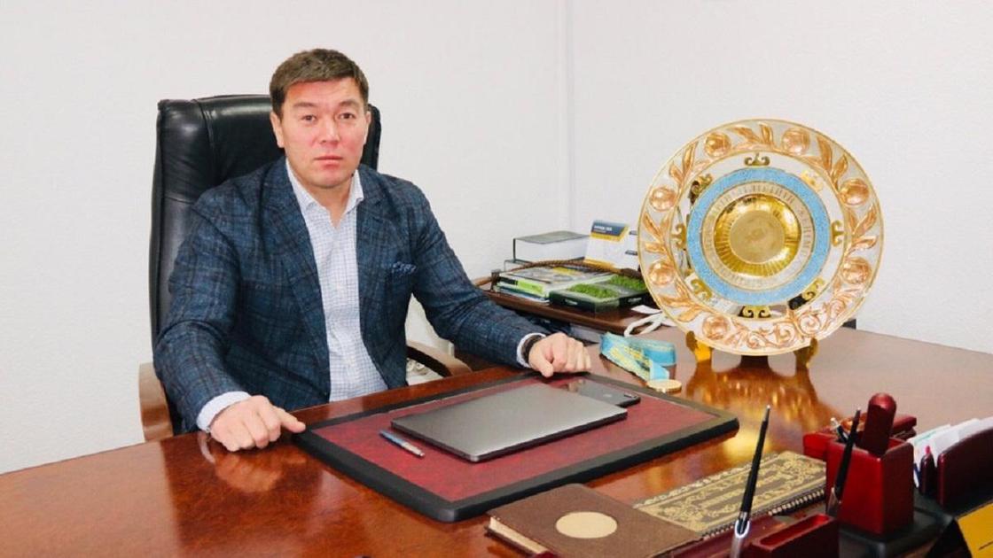 Ерлан Ботембаев сидит за столом