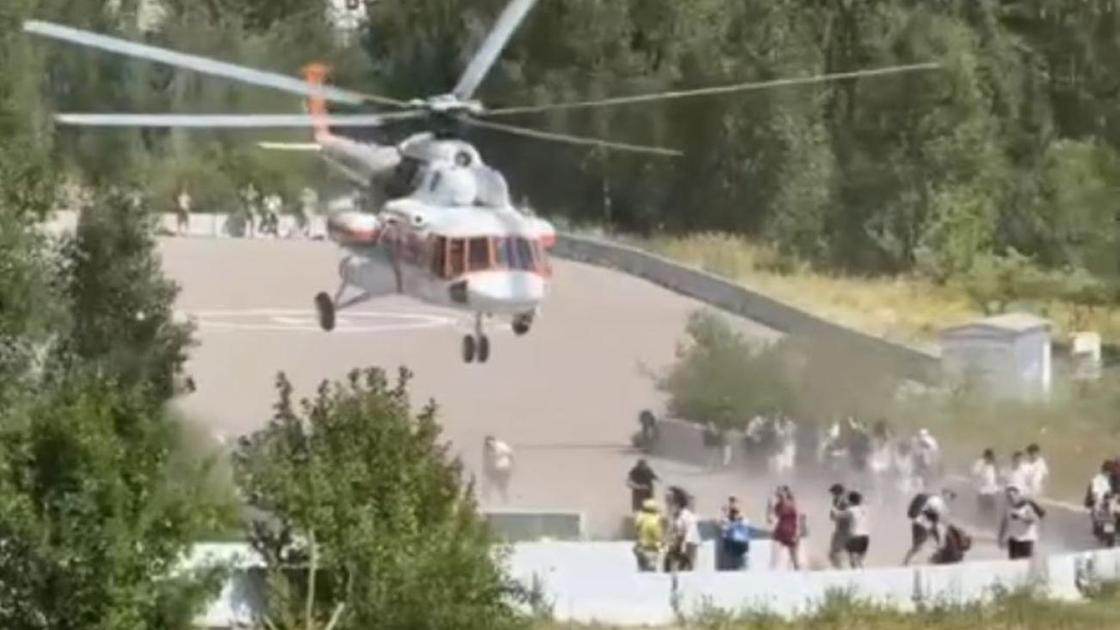 Взлет вертолета с площадки "Медео"