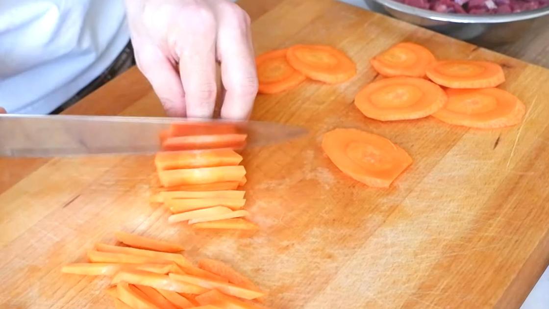 Нарезка моркови соломкой на разделочной доске