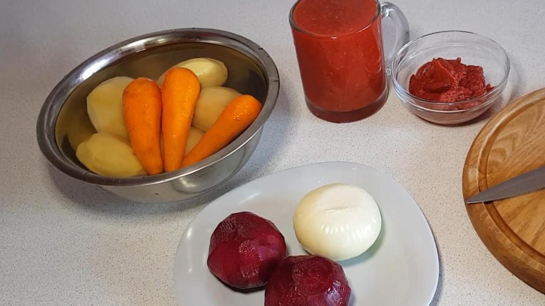 Очищенные морковь, лук, картофель и свекла для борща
