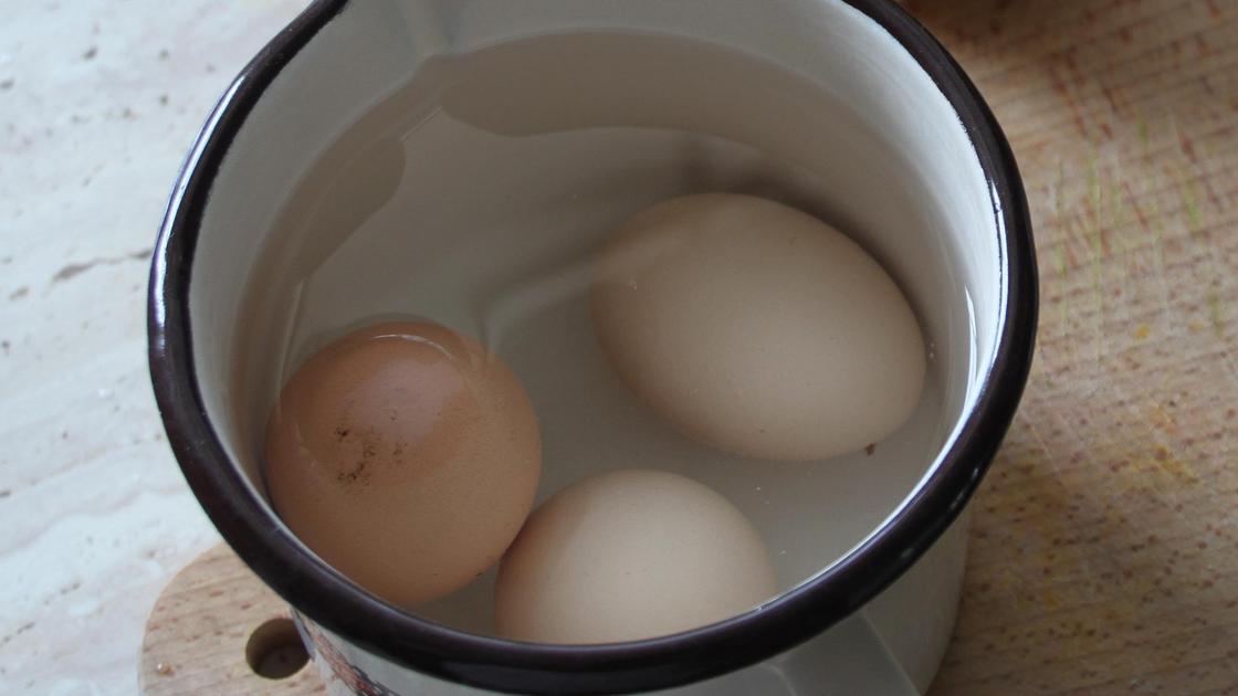 Сваренные яйца в холодной воде