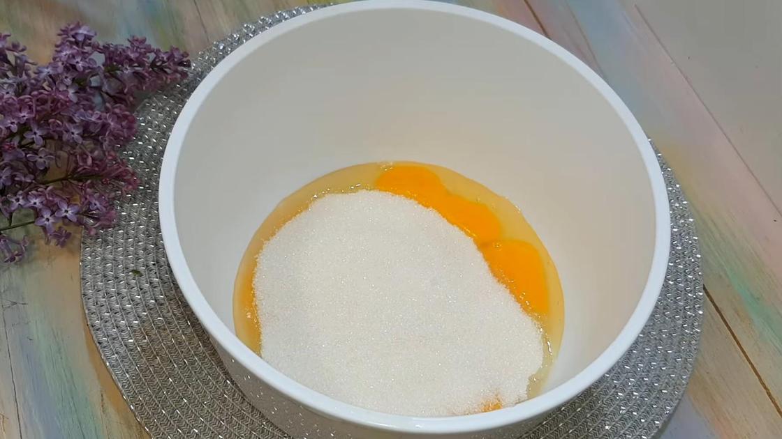 Яйца и сахар в пластиковой чаше миксера