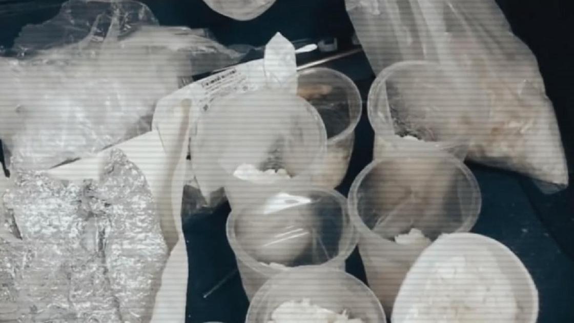 Пластиковые стаканы и пакеты с наркотическим веществом