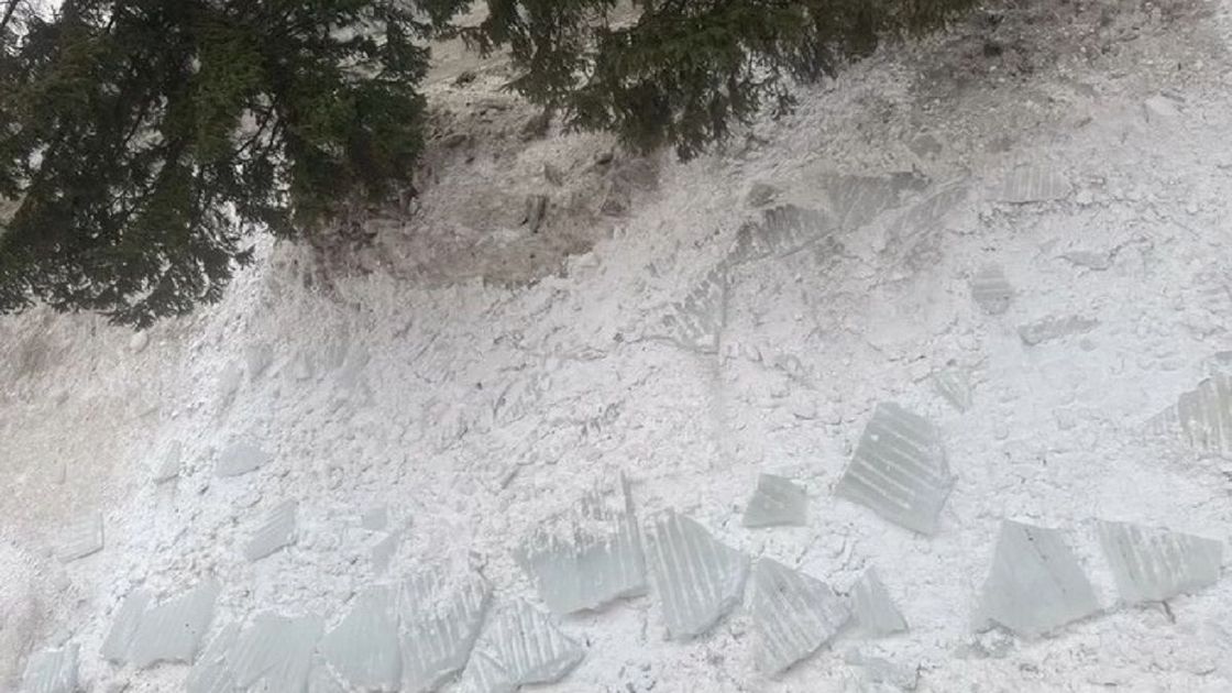 Упавшие куски льда в Риддере