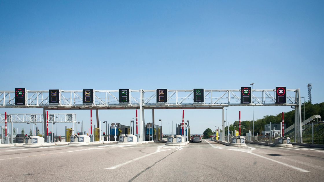 платная автодорога. пункт взимания оплаты