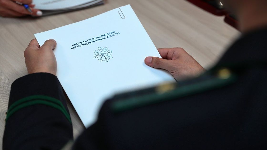 Сотрудник АФМ держит документы