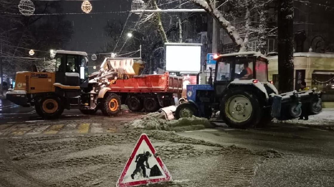 Спецтехника чистит улицы от снега в Алматы