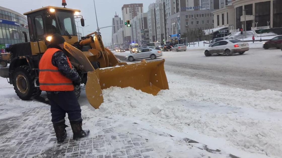 Рабочие занимаются уборкой снега в Нур-Султане