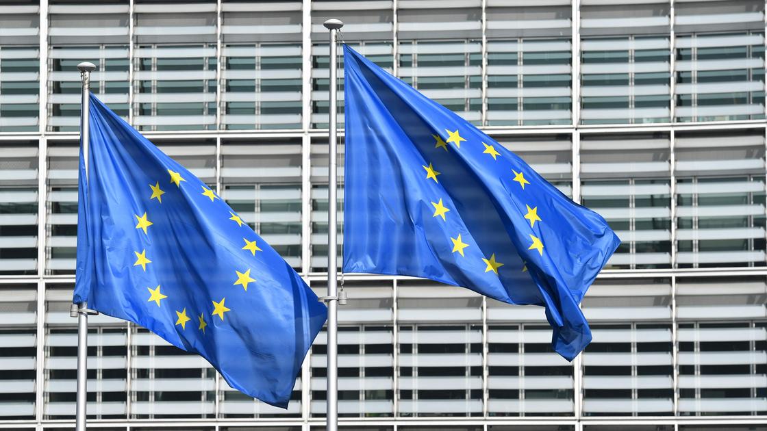 Флаги Евросоюза развиваются на фоне здания ЕС в Брюсселе