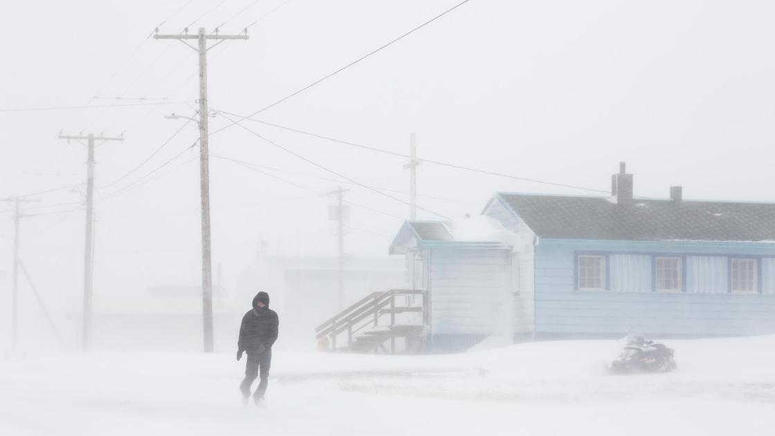 Человек идет по улице в метель