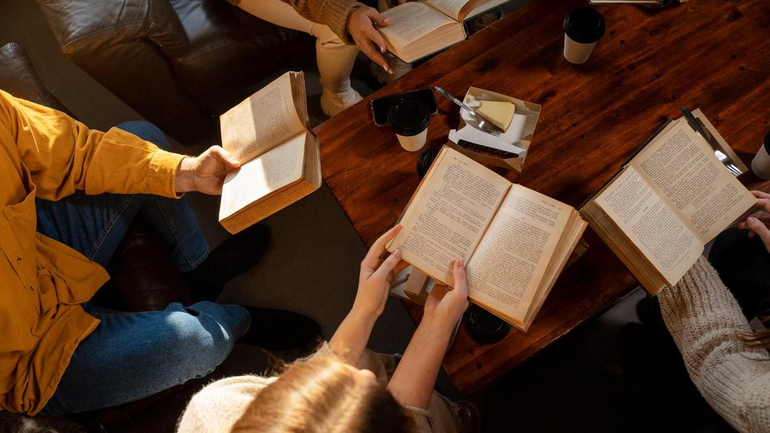 Люди держат в руках открытые книги