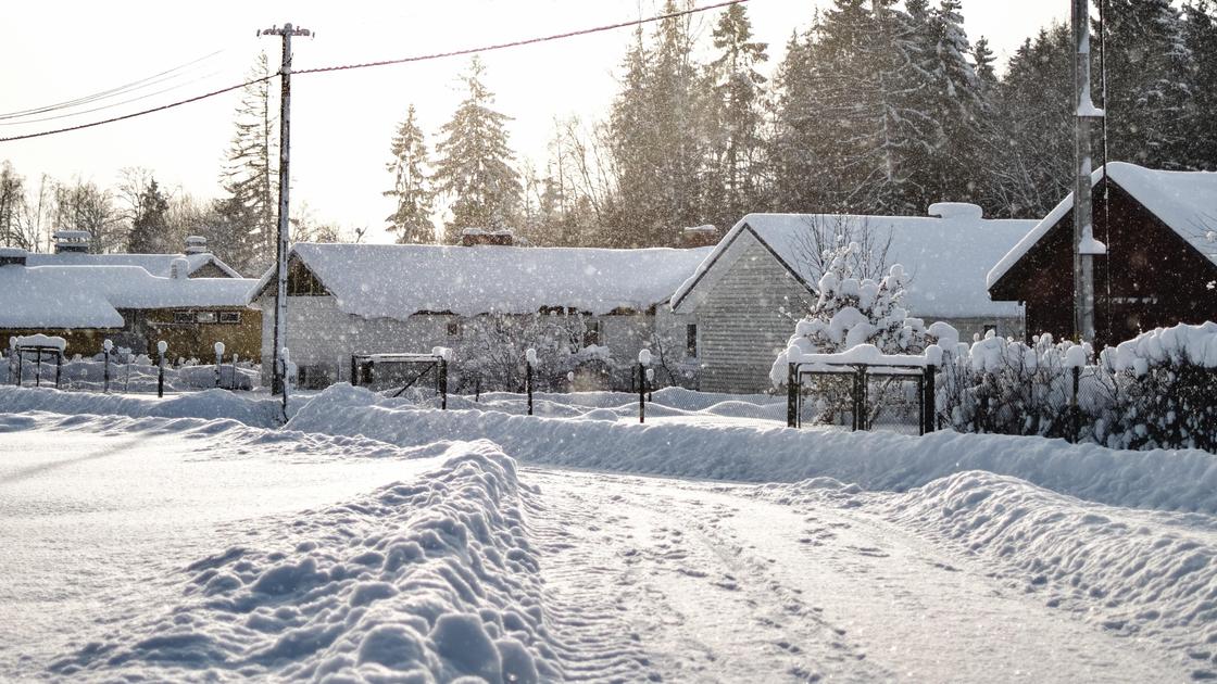 Деревенская улица с домами зимой
