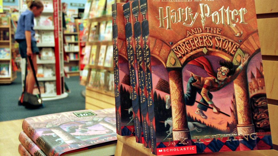 Книги о Гарри Поттере на книжной полке магазина