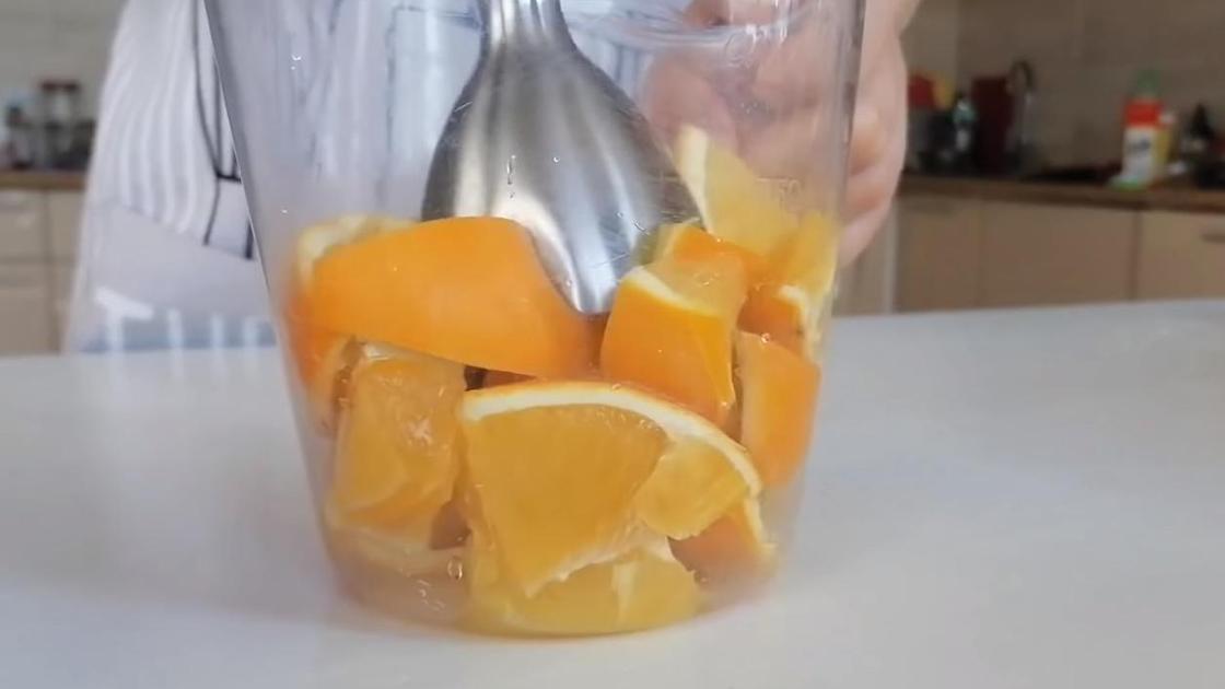 Измельчите апельсины с кожурой