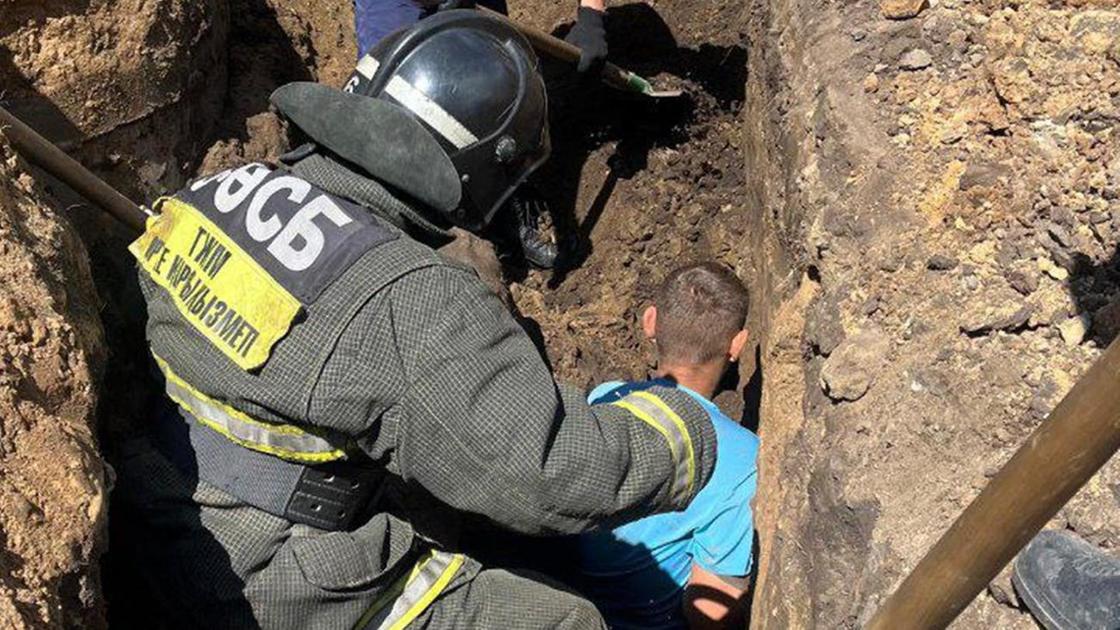 Мужчину засыпало грунтом в Костанае