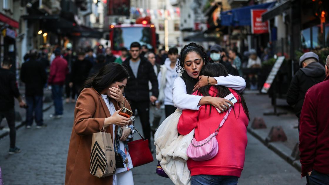 Прохожие на улице Стамбула после взрыва