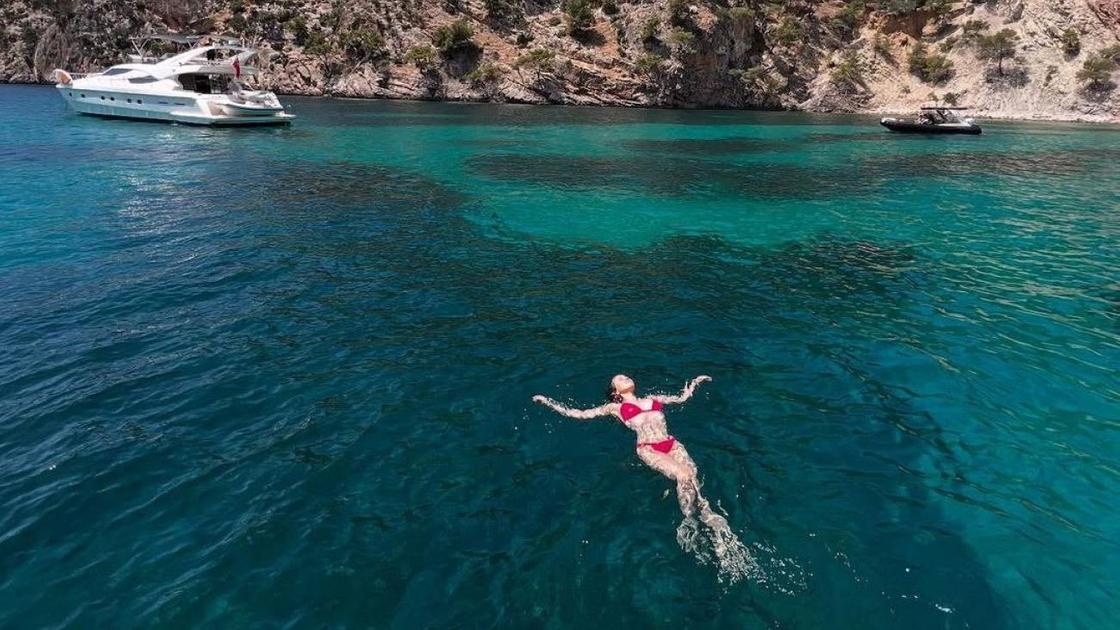 Камила Валиева в купальнике