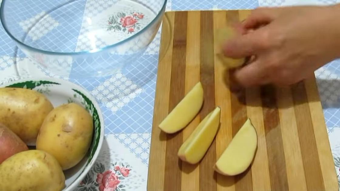 Картофель нарезают ножом на разделочной доске
