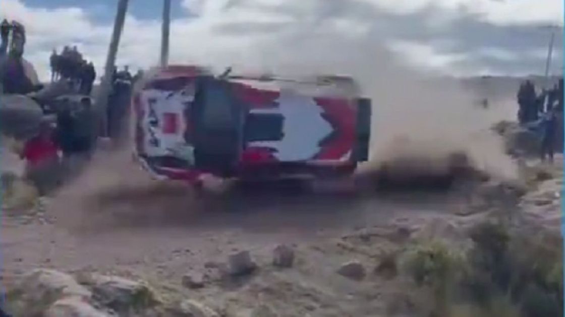 Автомобиль вылетел с трассы