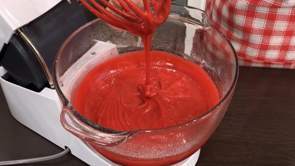 Красное тесто для торта Красный бархата в чаше миксера