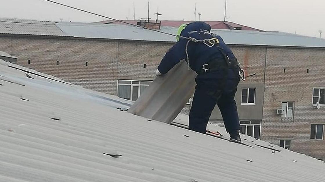 Спасатель работает на крыше в Атырау