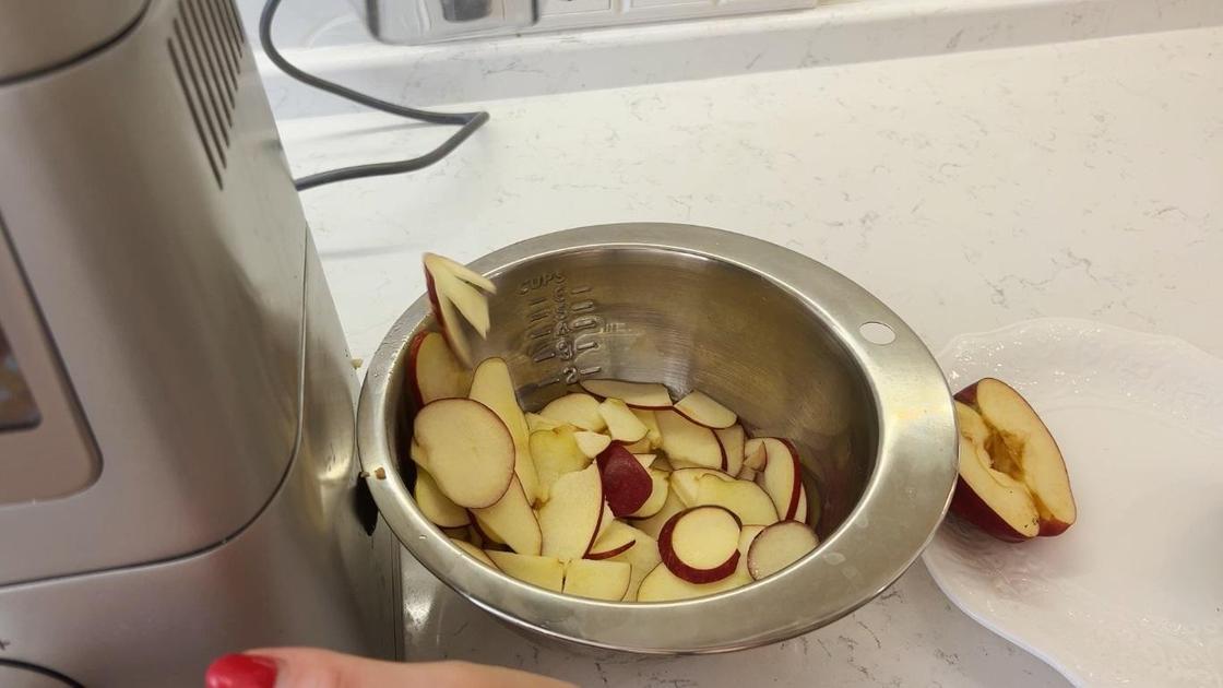 Нарезанные яблоки в миске