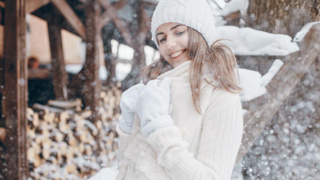 Улыбающаяся девушка на фоне зимнего пейзажа