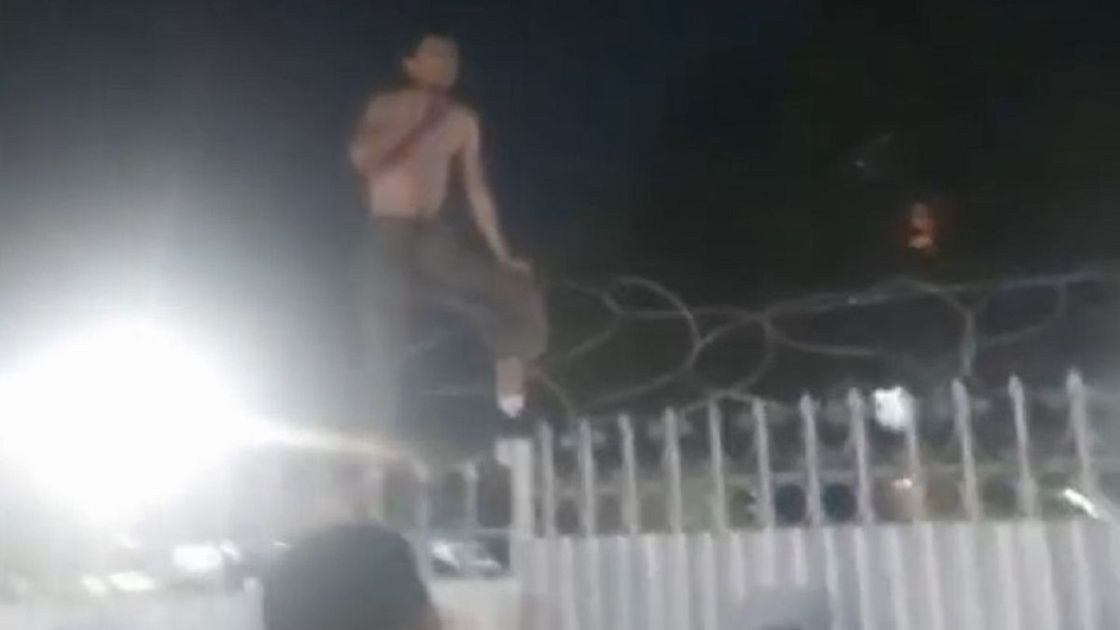 Мужчина на заборе