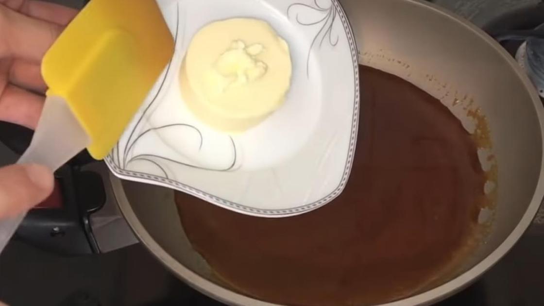 Масло из блюдца перекладывают в сковороду с карамелью