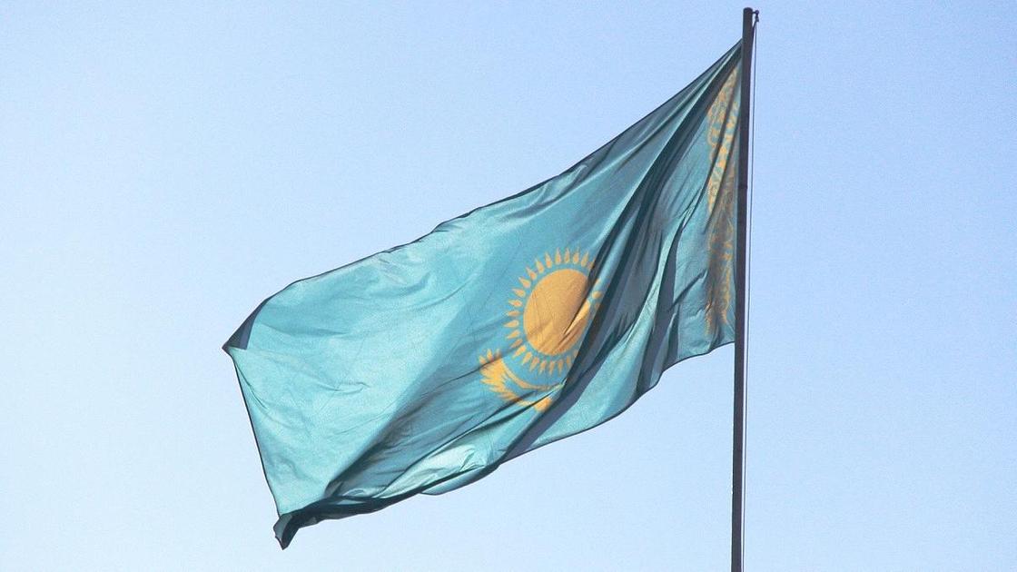 Флаг Казахстана на фоне неба