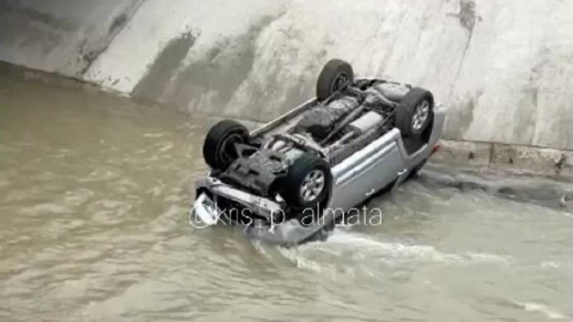 Перевернутая машина в реке