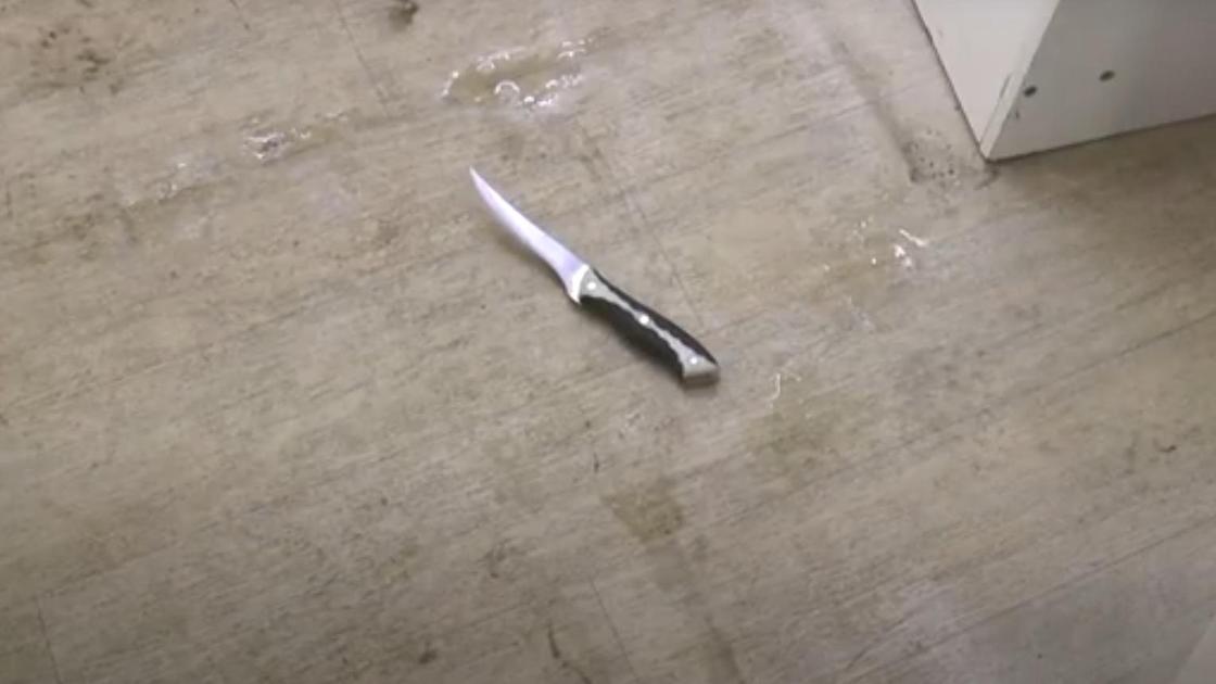 Нож лежит на полу