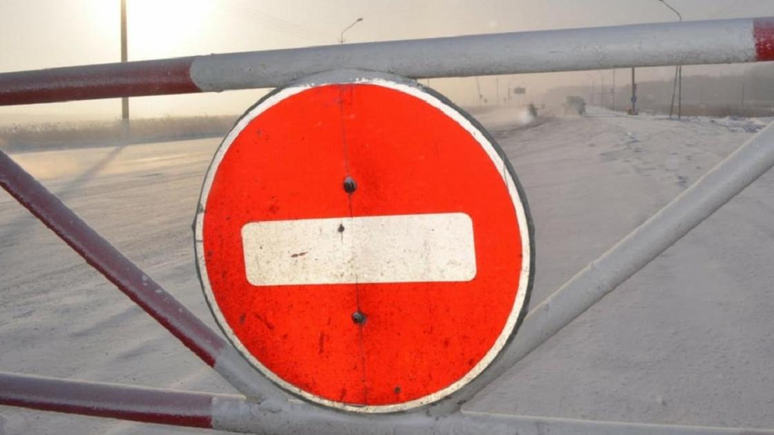 Знак "Проезд запрещен" на заснеженной дороге
