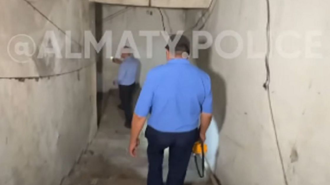 Полицейские на территории бомбоубежища