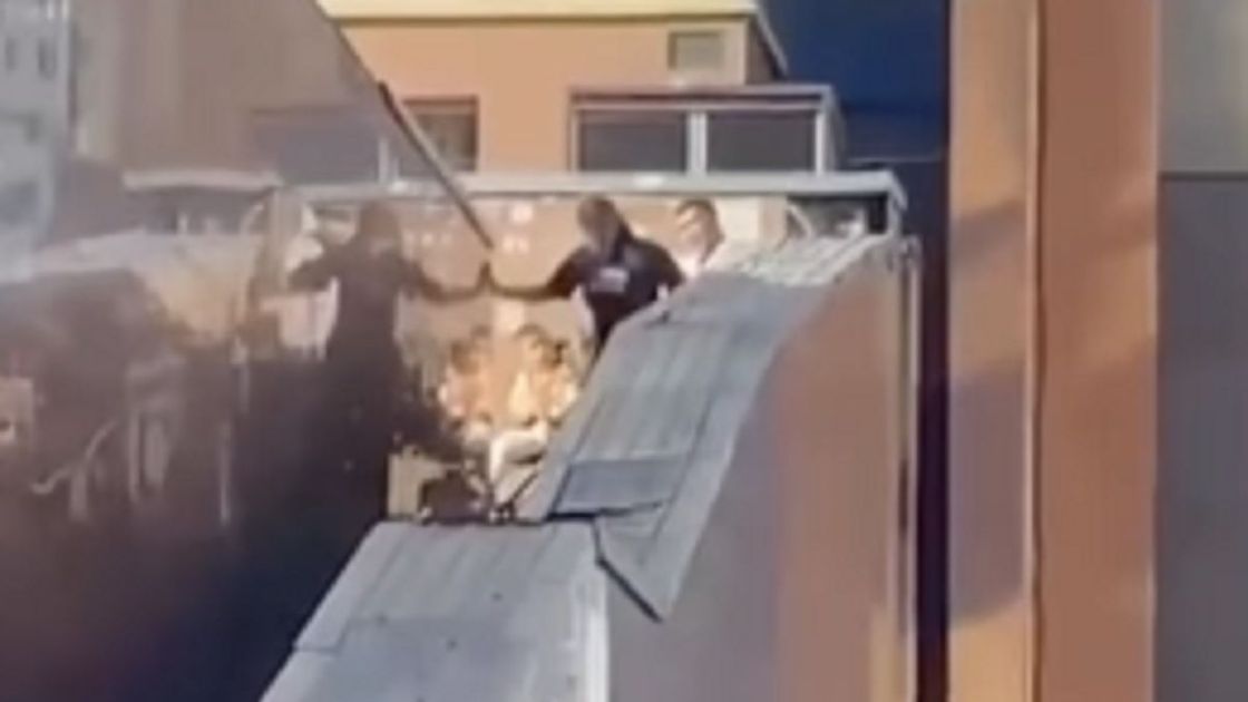 Мужчина бьет женщину