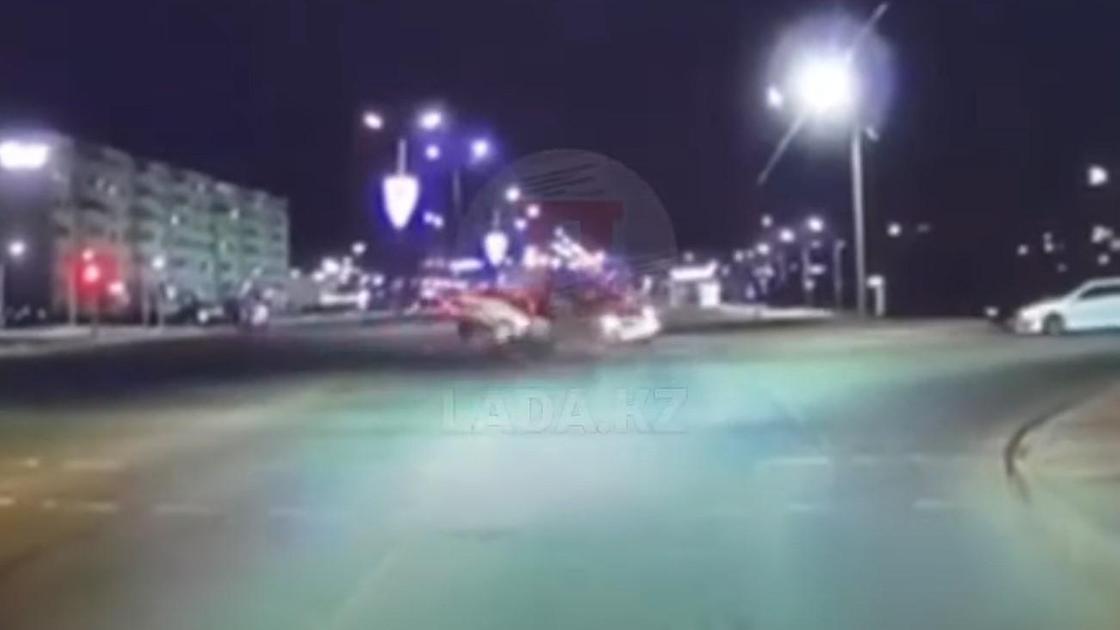 Момент столкновения двух авто в Актау