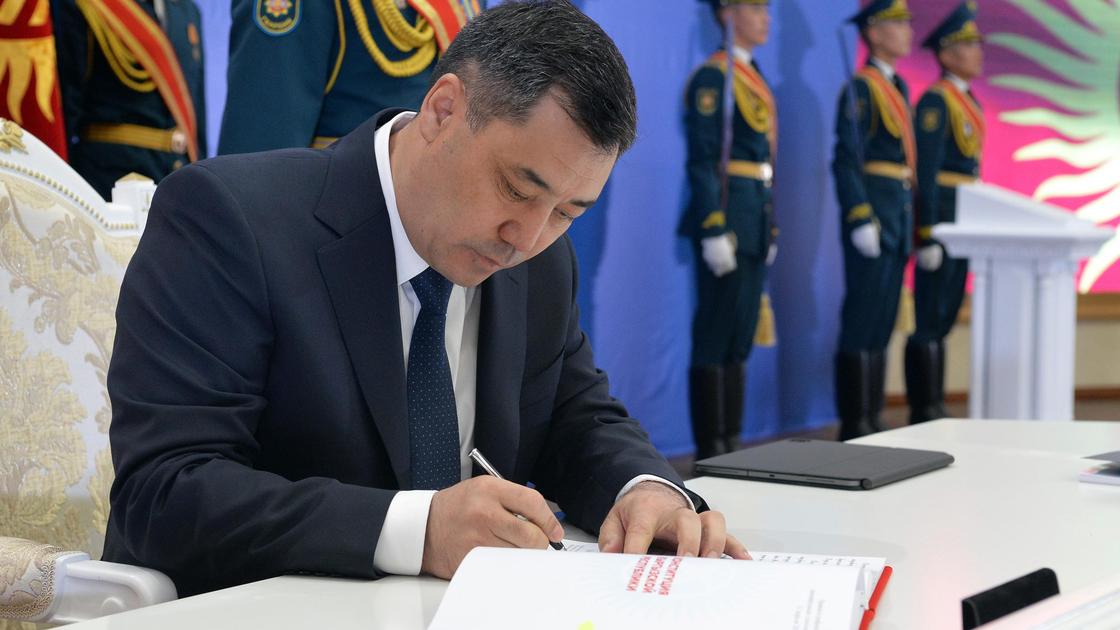 Садыр Жапаров подписывает новую Конституцию