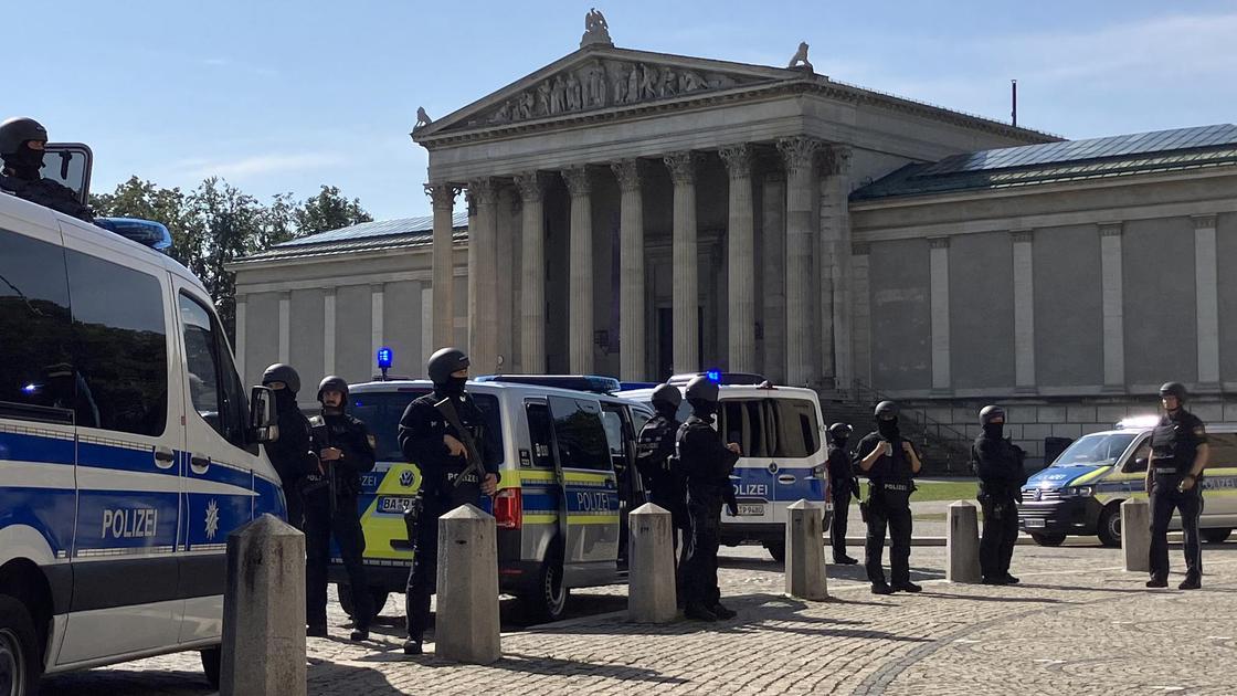 Полиция у Центра нацистской документации