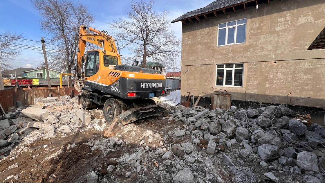 Снесенная хозпостройка в Алматы